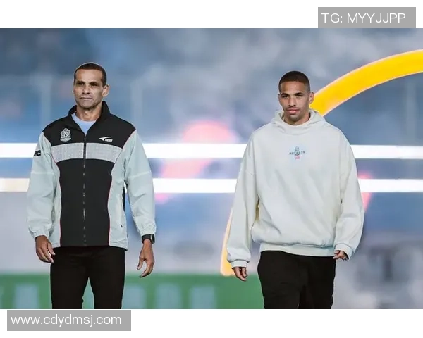 足球巨星跨界挑战篮球赛场展现全新运动魅力与激情